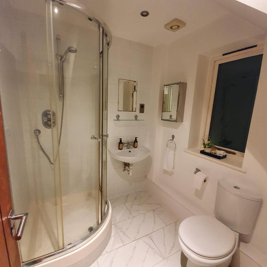 Spacious Beautiful And Warm Cottage With Parking 切姆 外观 照片