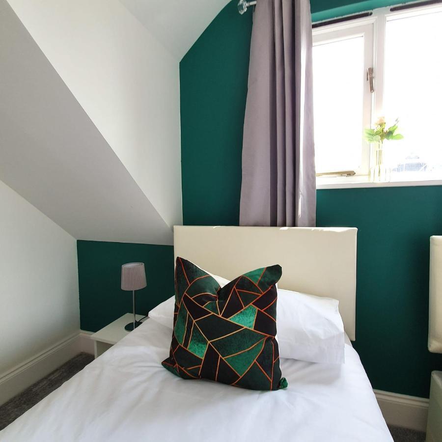 Spacious Beautiful And Warm Cottage With Parking 切姆 外观 照片