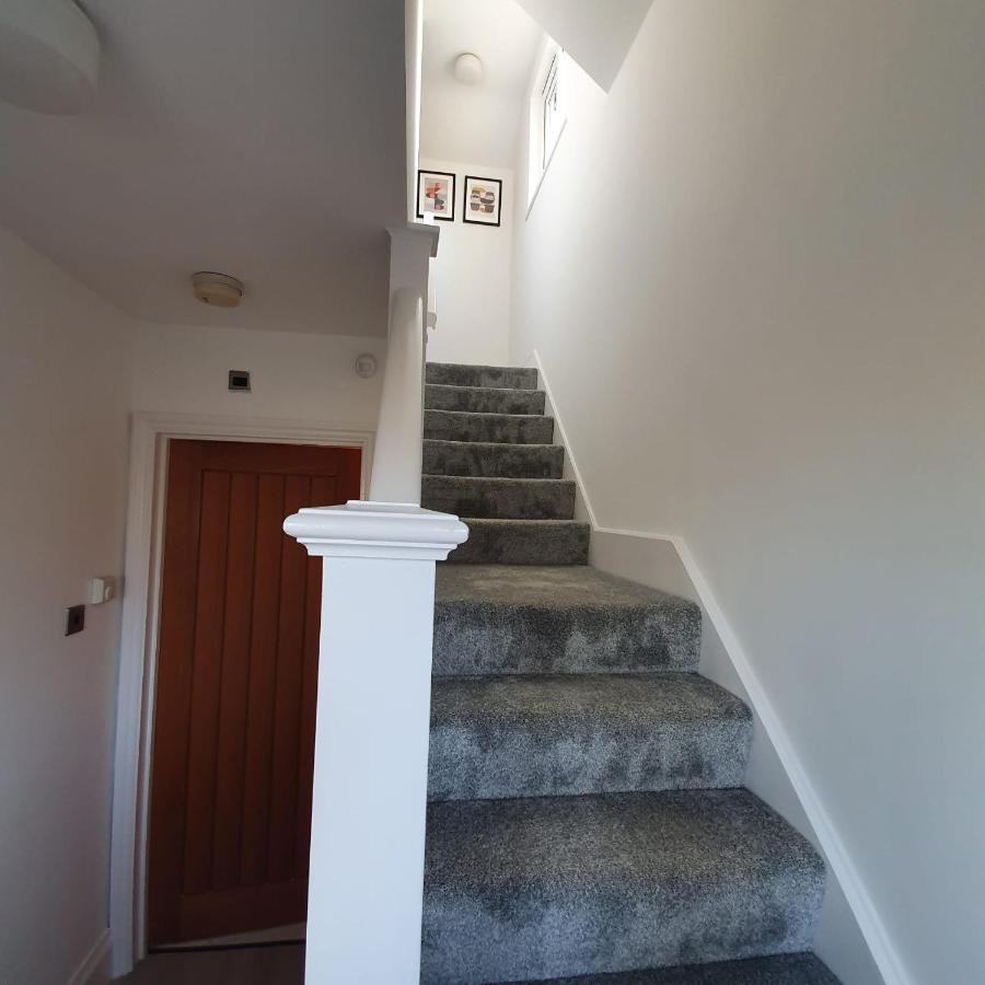Spacious Beautiful And Warm Cottage With Parking 切姆 外观 照片