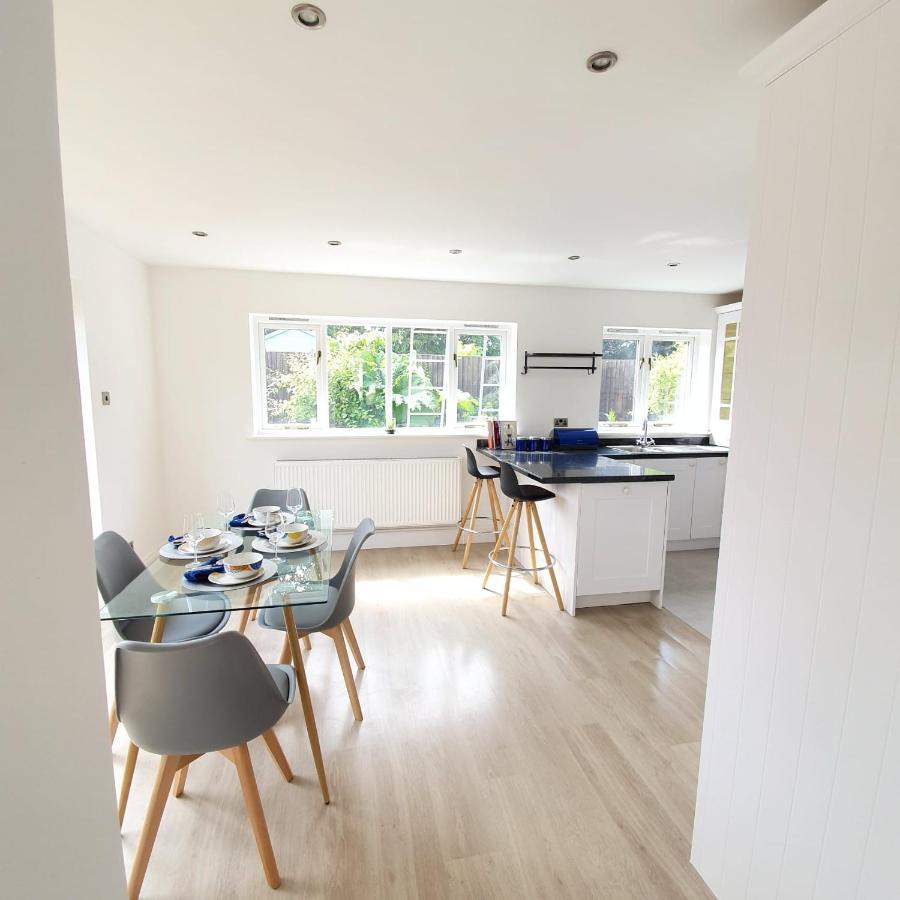 Spacious Beautiful And Warm Cottage With Parking 切姆 外观 照片