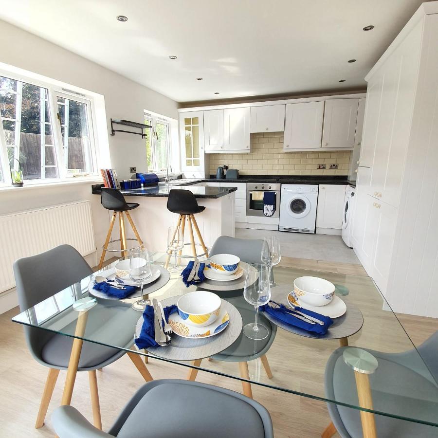 Spacious Beautiful And Warm Cottage With Parking 切姆 外观 照片